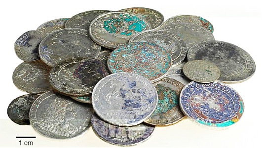 Übersichtsaufnahme von 25 der 75 Münzen des Silberschatzes aus Kunitz - Foto © TLDA Mario Schlapke