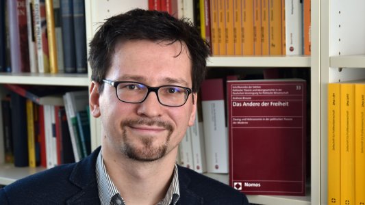 Andreas Braune - Die Ergebnisse seiner Forschungen zum Begriff des Zwangs liegen auch als Buch vor. - Foto © FSU Jena Günther