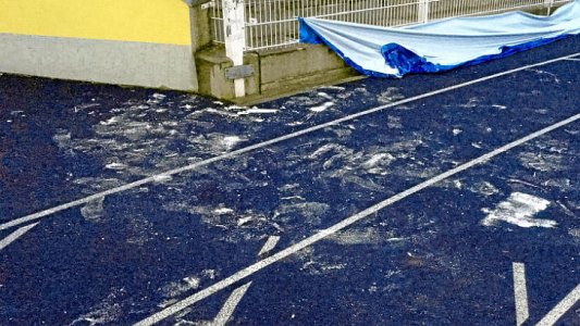 Die beschädigte Tartanbahn im Ernst-Abbe-Sportfeld - Bildrechte LPI Jena