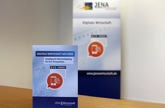 Flyer und Roll-Up werben für Digitale Wirtschaft aus Jena - Foto © JenaWirtschaft