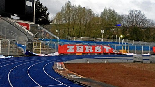 Plakat Südkurve zerstören im Ernst-Abbe-Sportfeld - Bildrechte LPI Jena