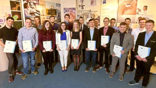 Zeiss Ausbildung Abgeschlossen 17 Junge Menschen Konnten Als Neue Facharbeiter Begrusst Werden Jenahoch2 Omnichannel Media Fur Stadt Und Region